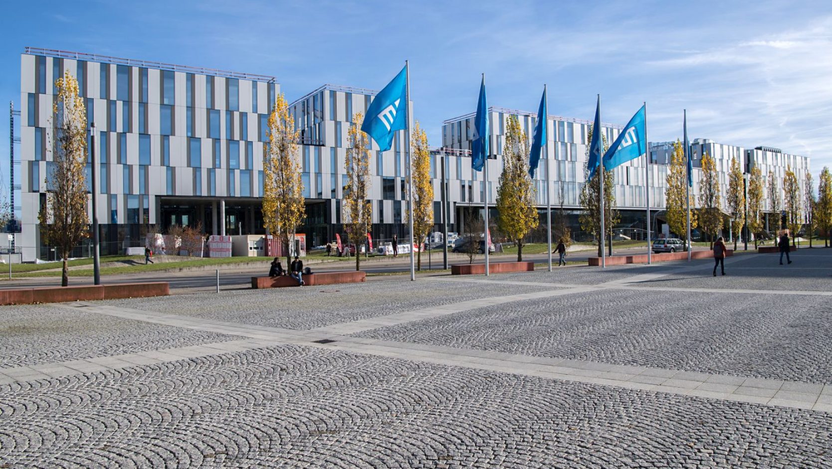 Die neue Mitte des Garchinger Forschungscampus: Das rund 200 Meter lange GALILEO erstreckt sich in Nord-Süd-Richtung parallel zum U-Bahnhof (Foto: Uli Benz/TUM).