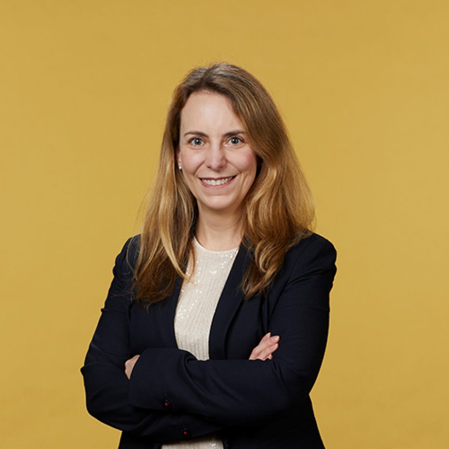Portrait photograph of TUM alumna Dr. Katharina Peterwerth.