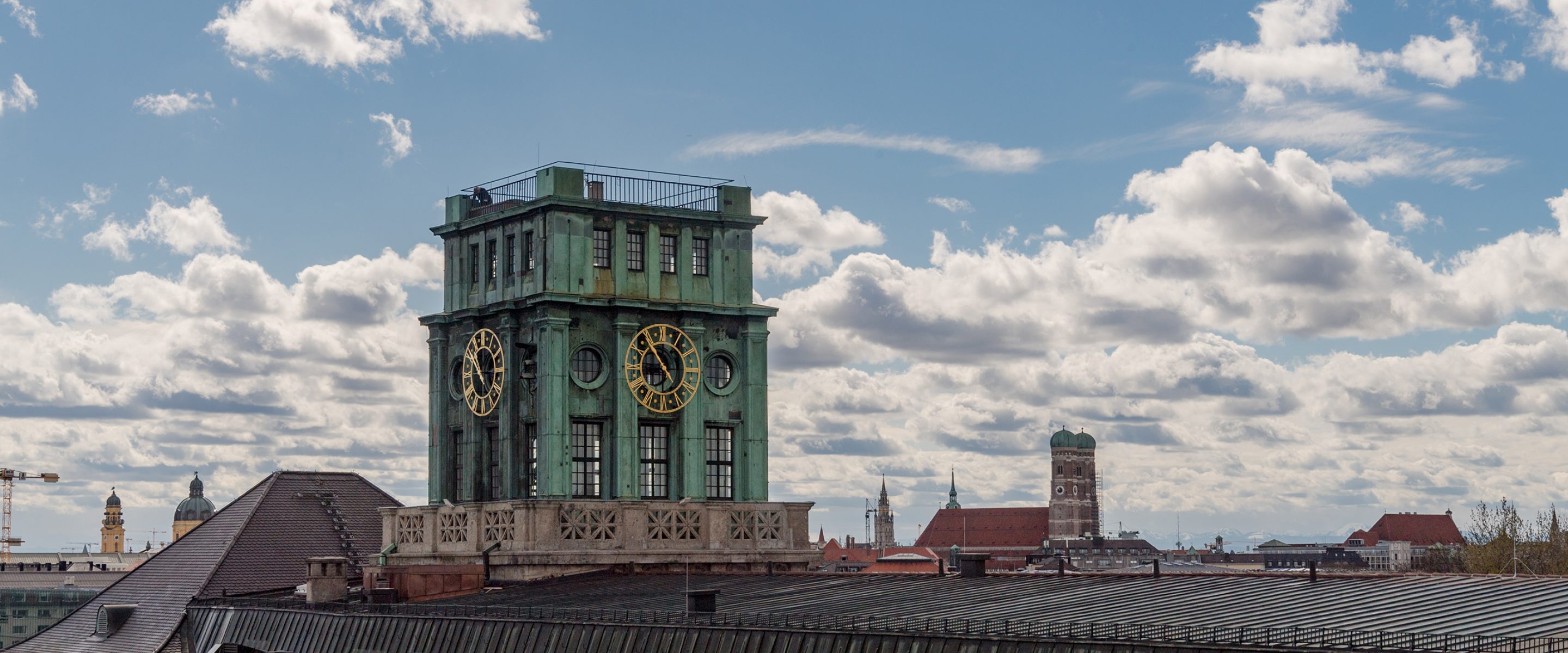 Thiersch-Turm im Panorama mit der Stadt München.