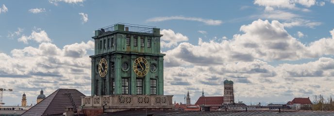 Thiersch-Turm im Panorama mit der Stadt München.