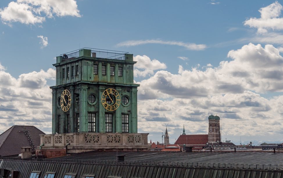 Thiersch-Turm im Panorama mit der Stadt München.