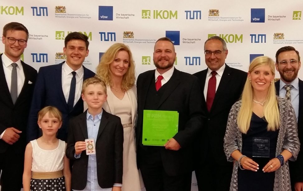 TUM Alumni and IKOM Award winner Andreas Duschl with Senior Vice President Administration and Finance Albert Berger (both middle) and from the left: back: Marius Beller and Niclas-Alexander Mauss (IKOM/TUM), Susanne Duschl, Alexander von Schneyder (Duschl Ingenieure), front: Leni and Anian Duschl, Stefanie Gschwendtner and Michaela Erben (Duschl Ingenieure)