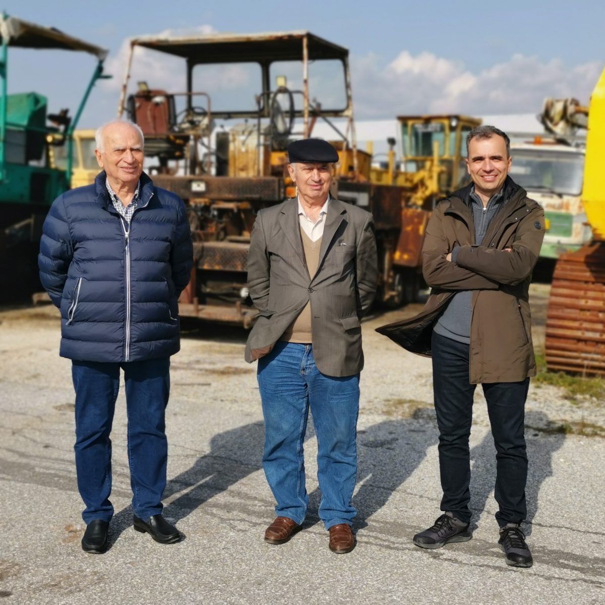 Die TUM Alumni Georgios Piatidis, Athanasios Piatidis und Alexandros Piatidis (v.l.n.r.) in ihrem Baumaschinenpark.