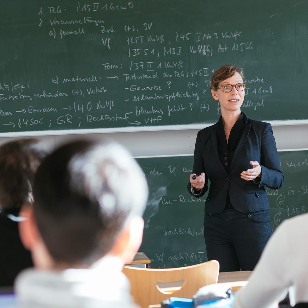 TUM Alumna Kerstin Prechel during a lecture at HAW Hamburg.