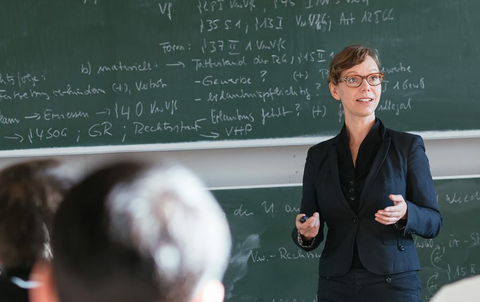 TUM Alumna Kerstin Prechel bei einer Vorlesung an der HAW.