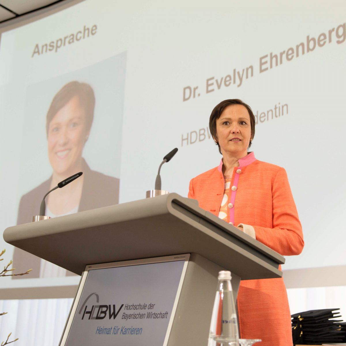 Evelyn Ehrenberger is giving a speech at the Hochschule der Bayerischen Wirtschaft's first graduation party.