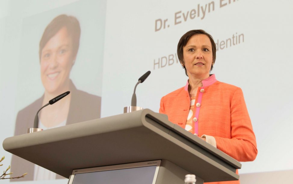 Evelyn Ehrenberger is giving a speech at the Hochschule der Bayerischen Wirtschaft's first graduation party.
