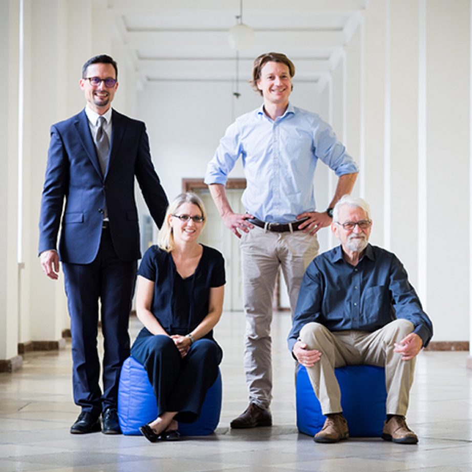 TUM Alumni Stefan Michael Fiegle (hinten links), Dr. Christoph Rapp (hinten rechts), Dr. Stephanie Rapp und Vater Prof. Dr. Robert Rapp am Stammgelände der TUM..