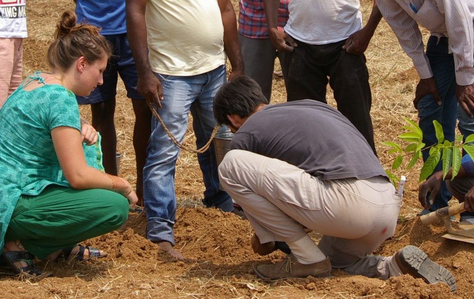 TUM-Studentin Franziska Weißörtel und indische Kleinbauern.