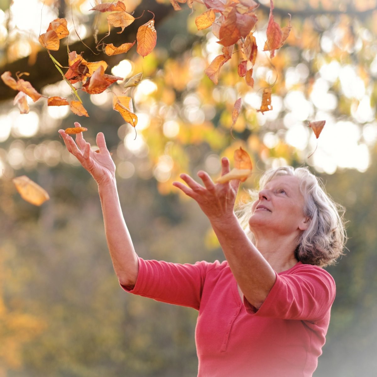 TUM Alumni Freia Jung-Klein with autumn leaves.