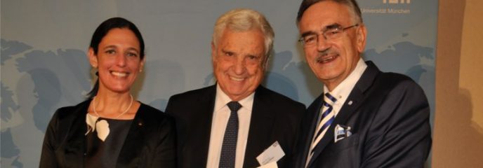 Georg Färber, Präsident Wolfgang A. Herrmann und Vizepräsidentin Ana Santos Kühn bei der Urkundenübergabe.
