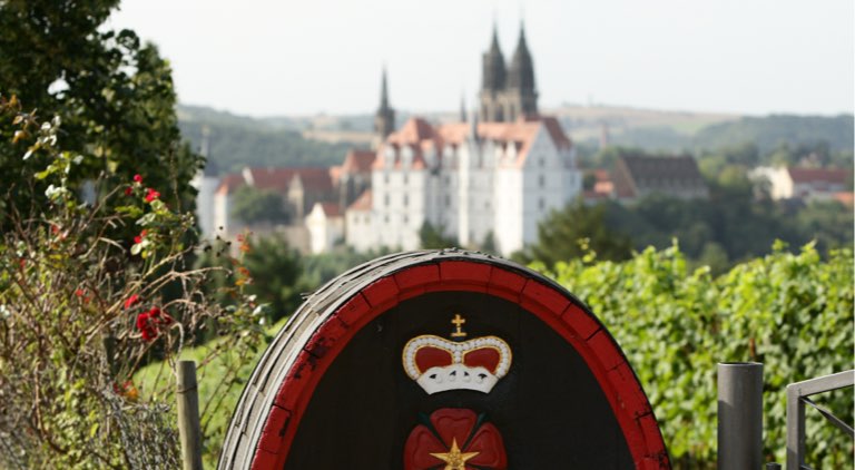 Ein Weinfass mit einer gekrönten roten Rose vor dem Meißener Dom.