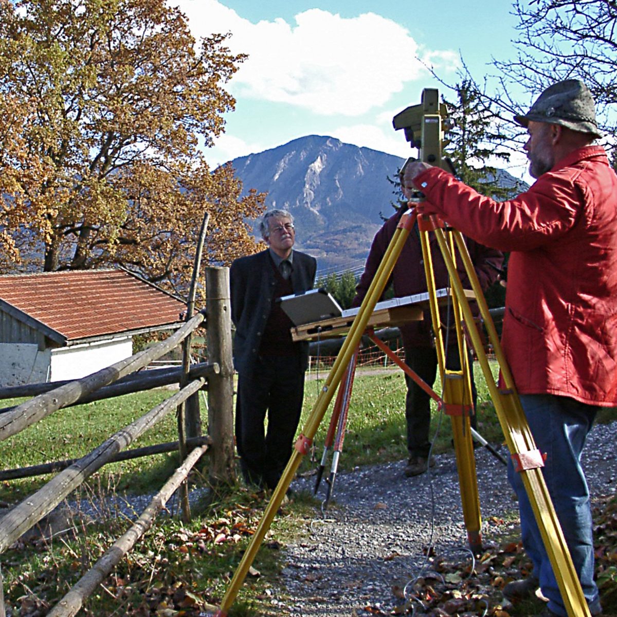 TUM Alumnus Helmut Keim during surveying work on the museum grounds.