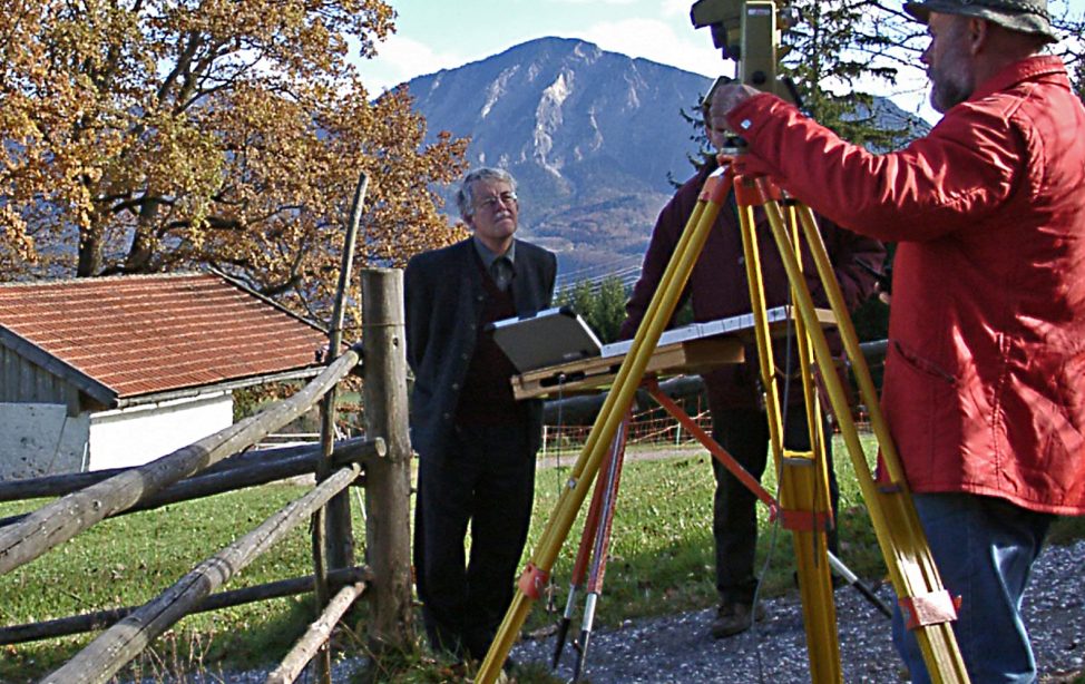 TUM Alumnus Helmut Keim bei Vermessungsarbeiten im Museumsgelände.