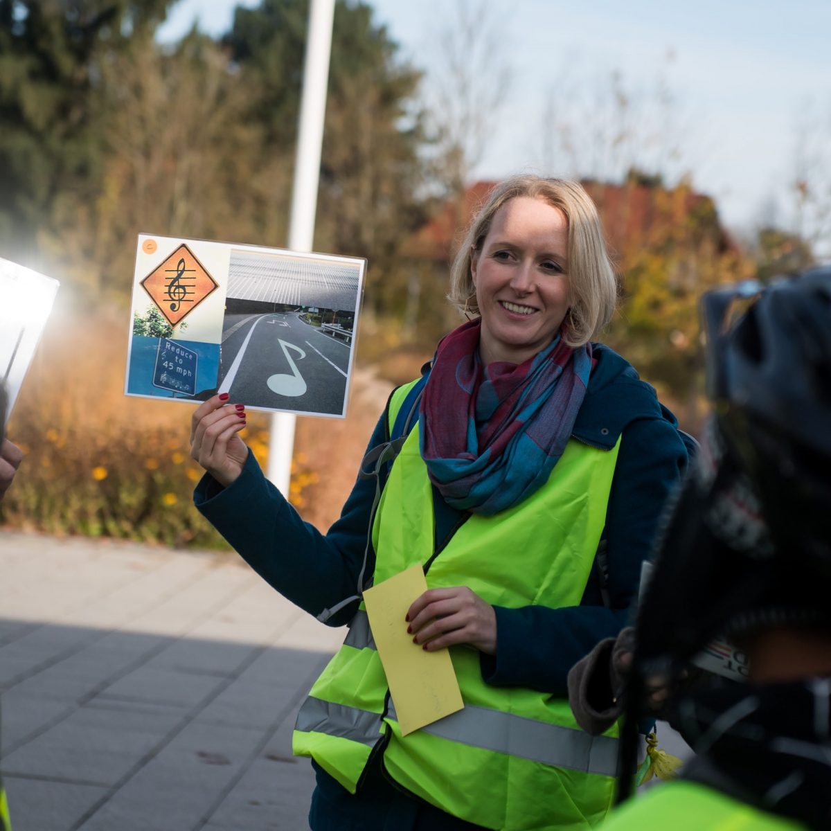 TUM Alumna Marianne Pfaffinger mit Schülerinnen und Schülern.