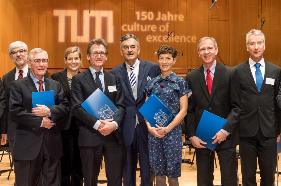 TUM president Wolfgang A. Herrmann and vice president Juliane Winkelmann with the TUM Ambassadors 2017.