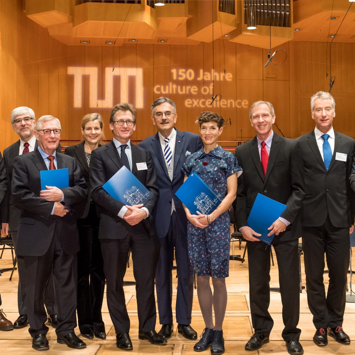 TUM-Präsident Wolfgang A. Herrmann und Vizepräsidentin Juliane Winkelmann mit den TUM Ambassadors 2017.
