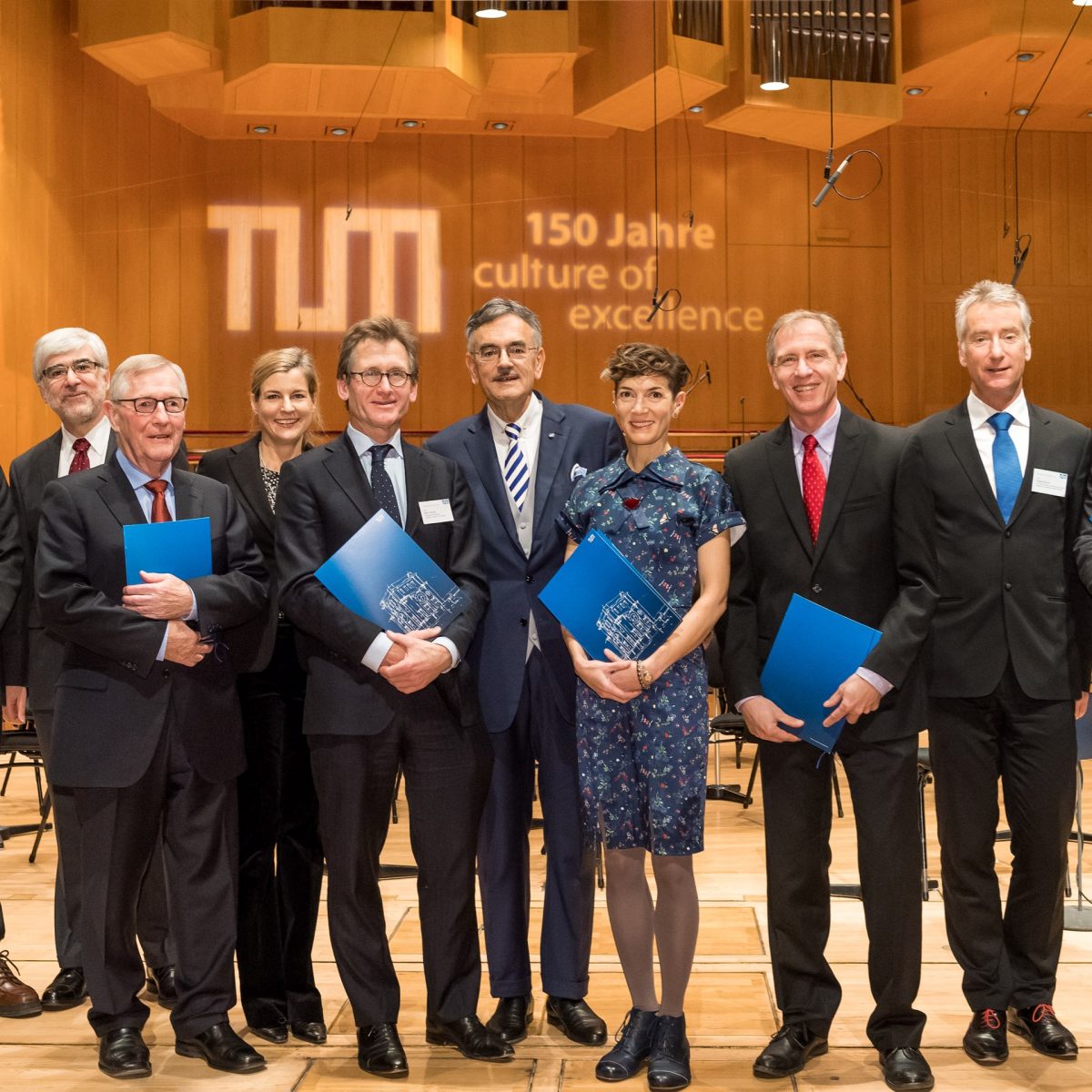 TUM president Wolfgang A. Herrmann and vice president Juliane Winkelmann with the TUM Ambassadors 2017.