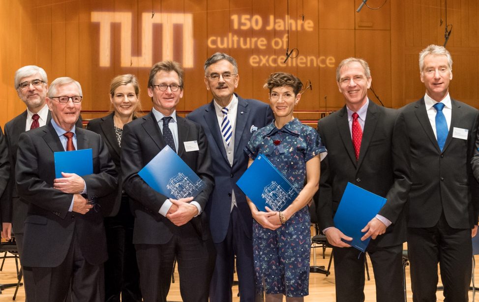 TUM president Wolfgang A. Herrmann and vice president Juliane Winkelmann with the TUM Ambassadors 2017.