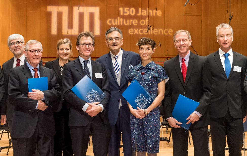 TUM-Präsident Wolfgang A. Herrmann und Vizepräsidentin Juliane Winkelmann mit den TUM Ambassadors 2017.