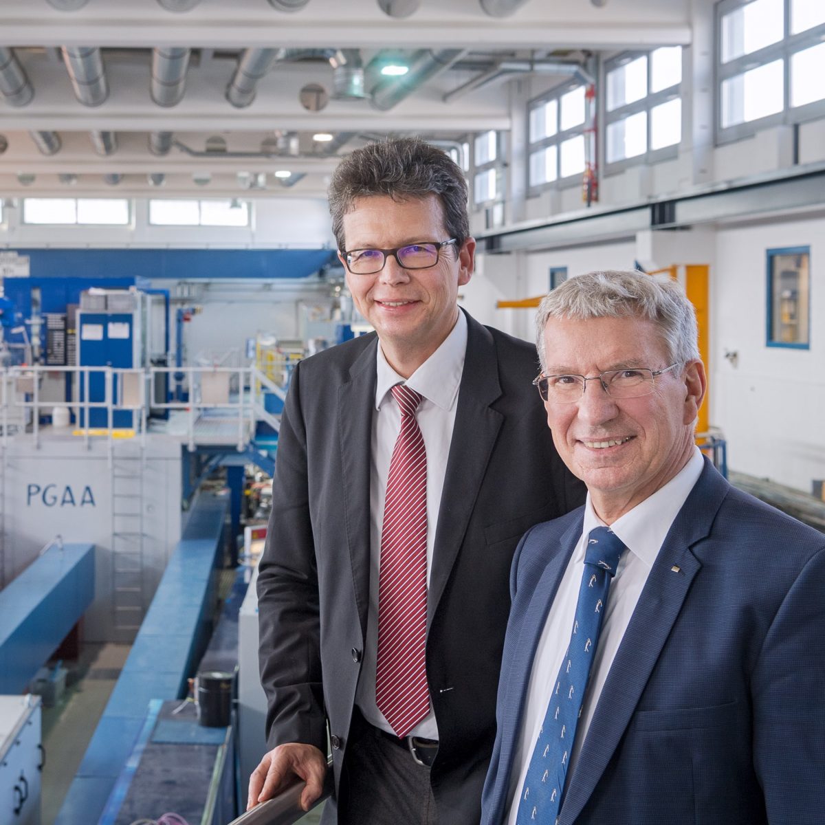 TUM Alumnus Prof. Winfried Petry mit seinem Nachfolger Prof. Peter Mueller-Buschbaum in der Neutronenleiterhalle des FRM II.