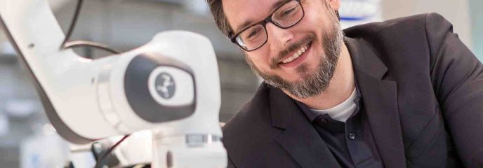 Sami Haddadin mit dem von ihn und seinem Team entwickelten Roboterarm.