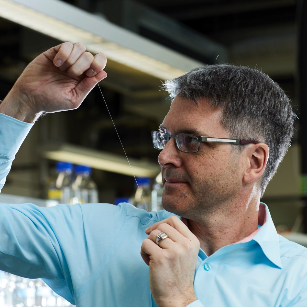 TUM Alumni Thomas Scheibel with artificial spider silk.