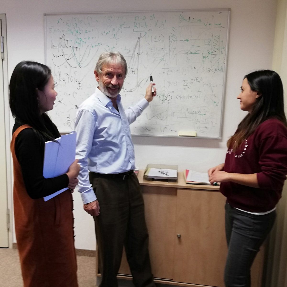 TUM Alumnus Wolfgang Domcke mit Studierenden.