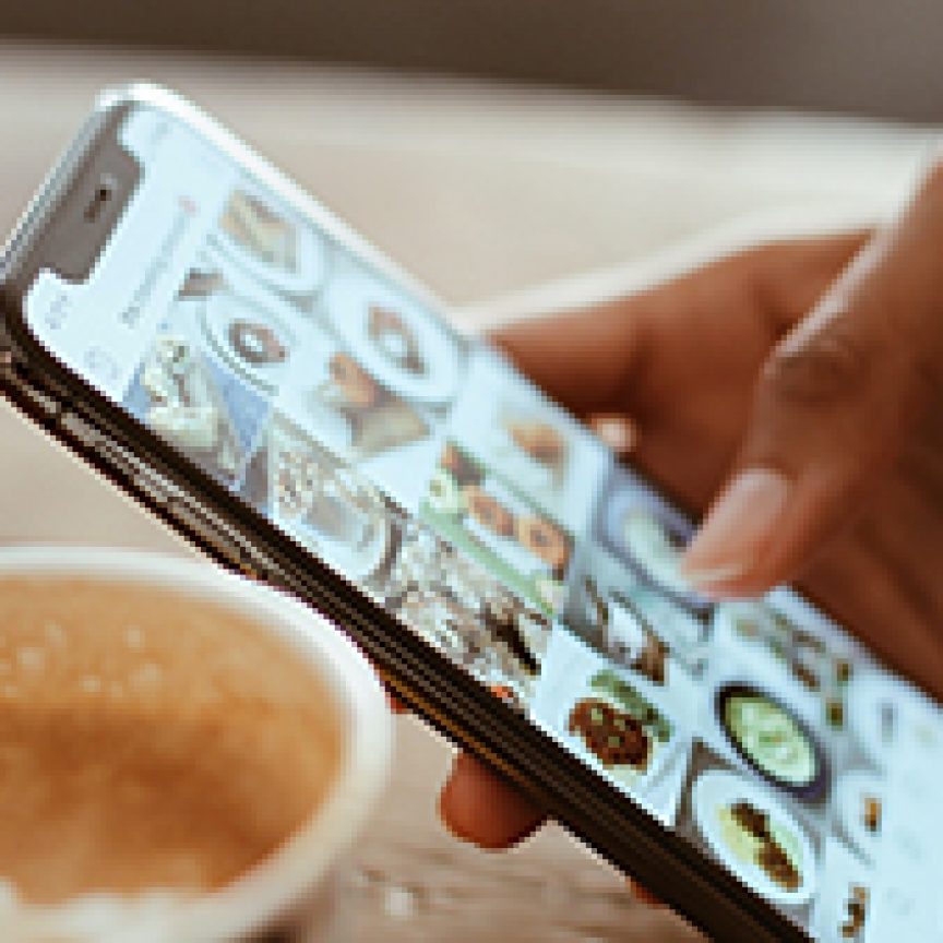 Bild von einem Handy und einer Kaffeetasse.