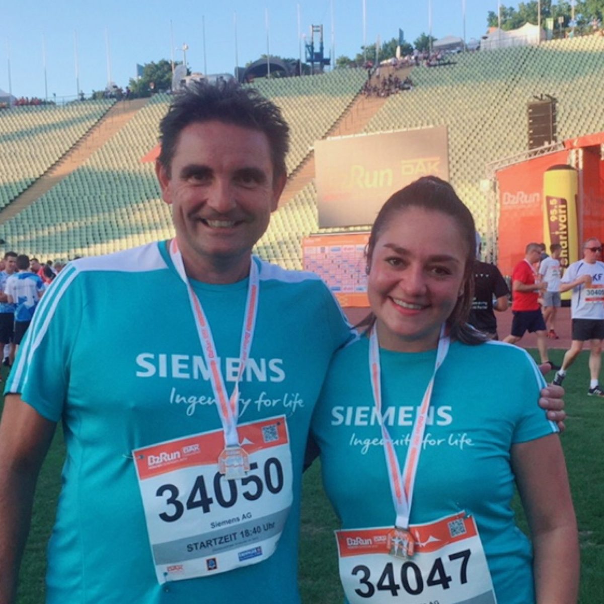 TUM alumni Andreas Talg and Ángela Párraga after participating in a running event for companies.