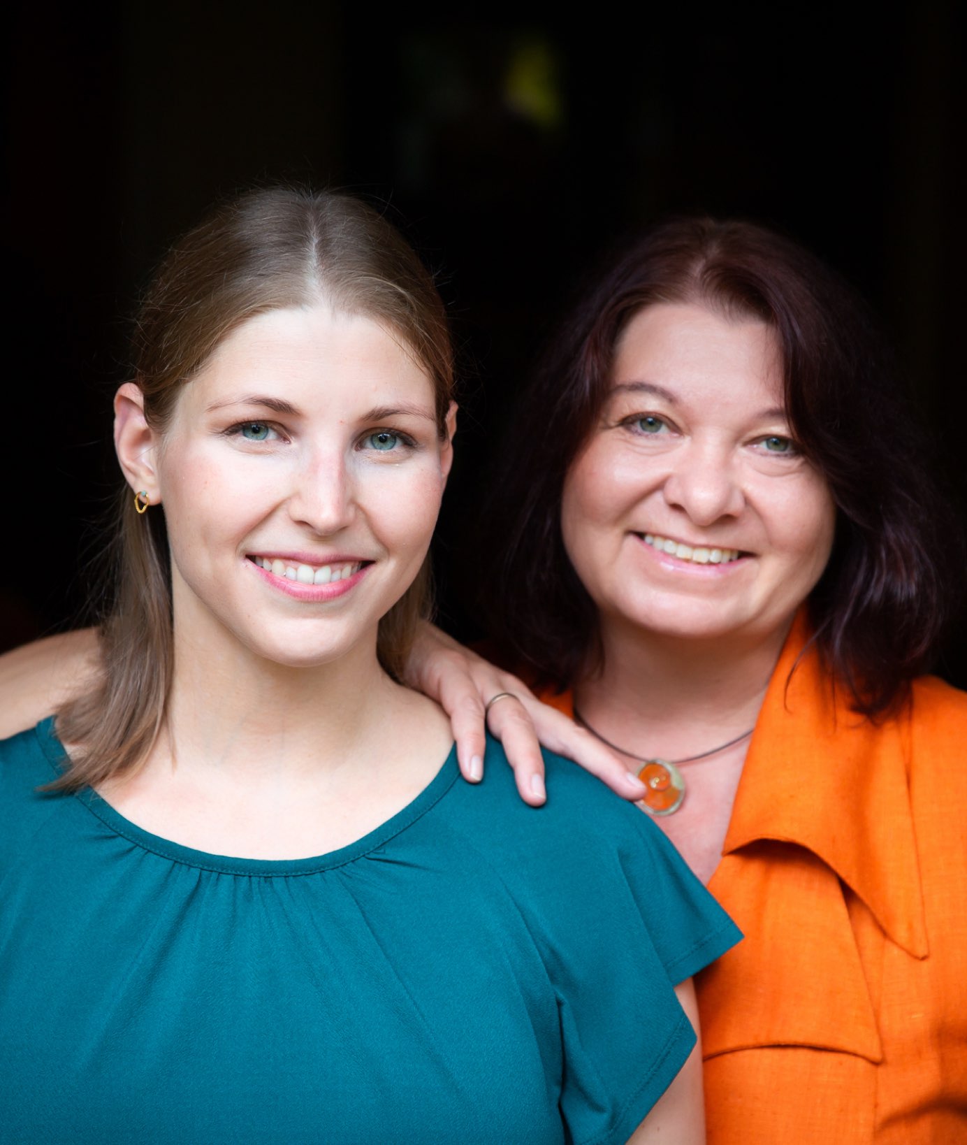 TUM Alumni Daniela Krahmer and Tatjana Diebold.