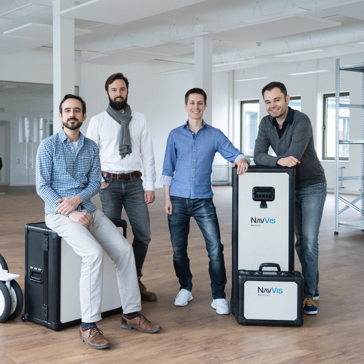 Robert Huitl, Sebastian Hilsenbeck, Georg Schroth und Felix Reinshagen von NavVis mit ihrem Mapping Trolley an der TUM.