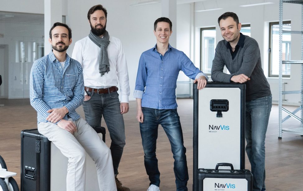 Robert Huitl, Sebastian Hilsenbeck, Georg Schroth und Felix Reinshagen von NavVis mit ihrem Mapping Trolley an der TUM.