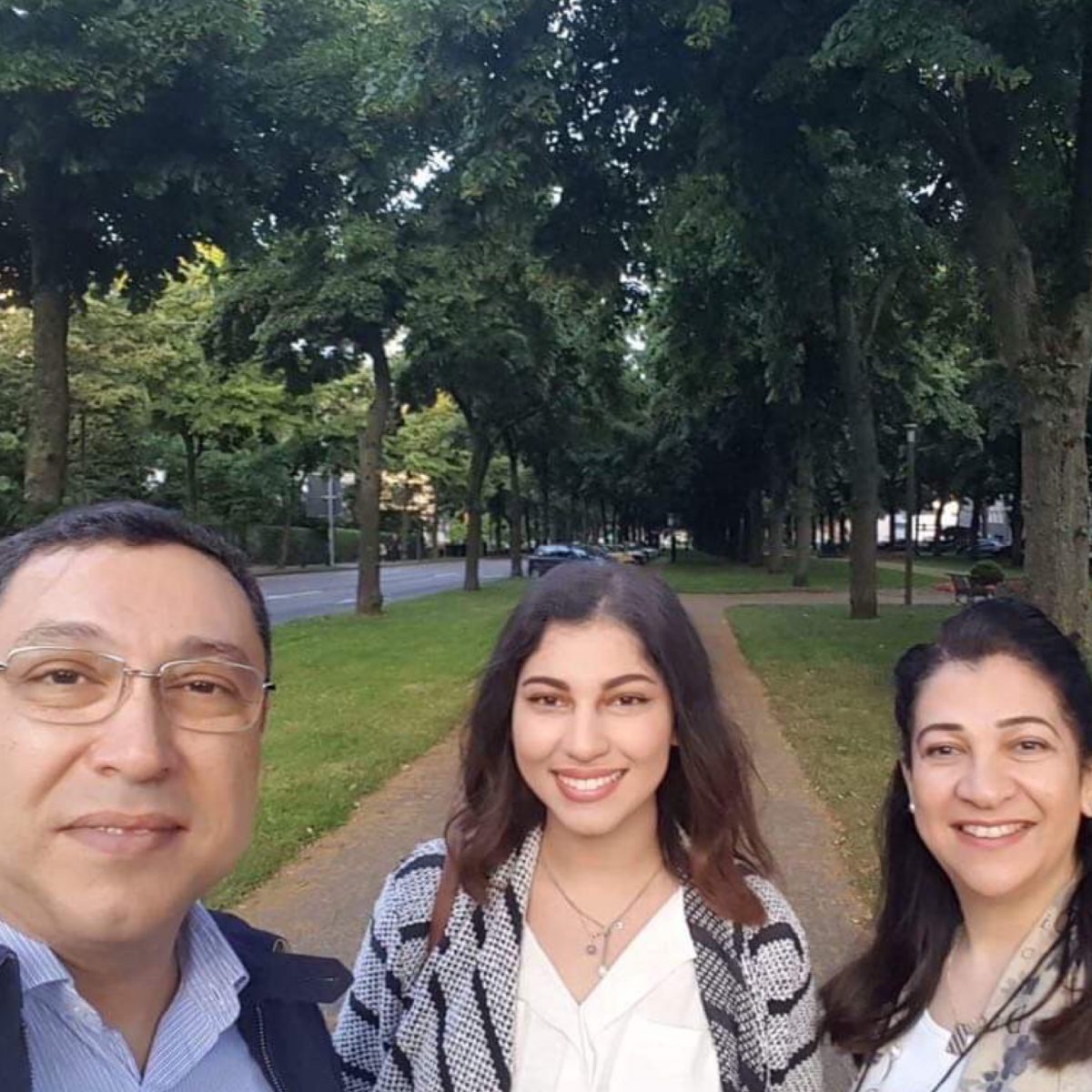 TUM Forscher Alumni Inas Abdelaziz und Hossam Sherif mit ihrer Tochter.