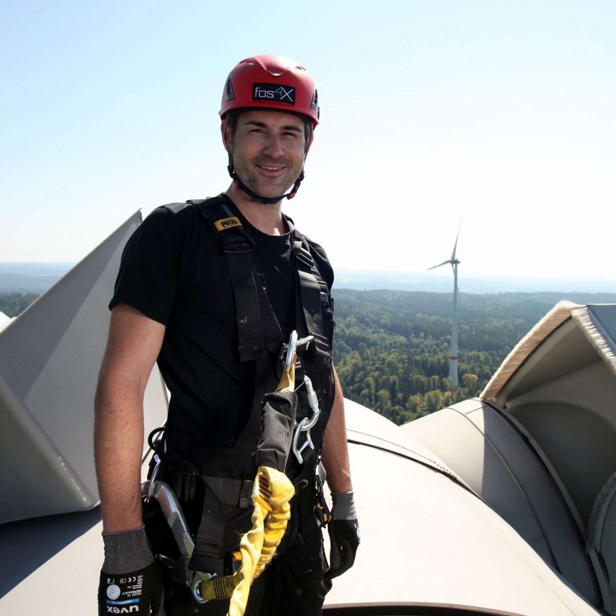 TUM Alumnus Lars Hoffmann auf einer Windkraftanlage.