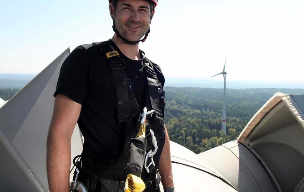 TUM Alumnus Lars Hoffmann auf einer Windkraftanlage.