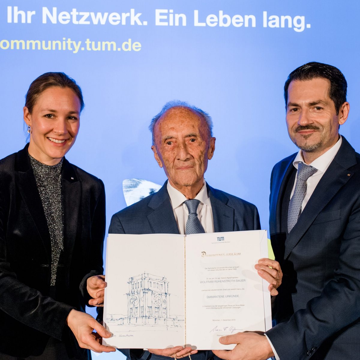 TUM Alumnus Wolfram Ruhenstroth-Bauer mit TUM-Präsident Thomas F. Hofmann und Vizepräsidentin Claudia Peus.