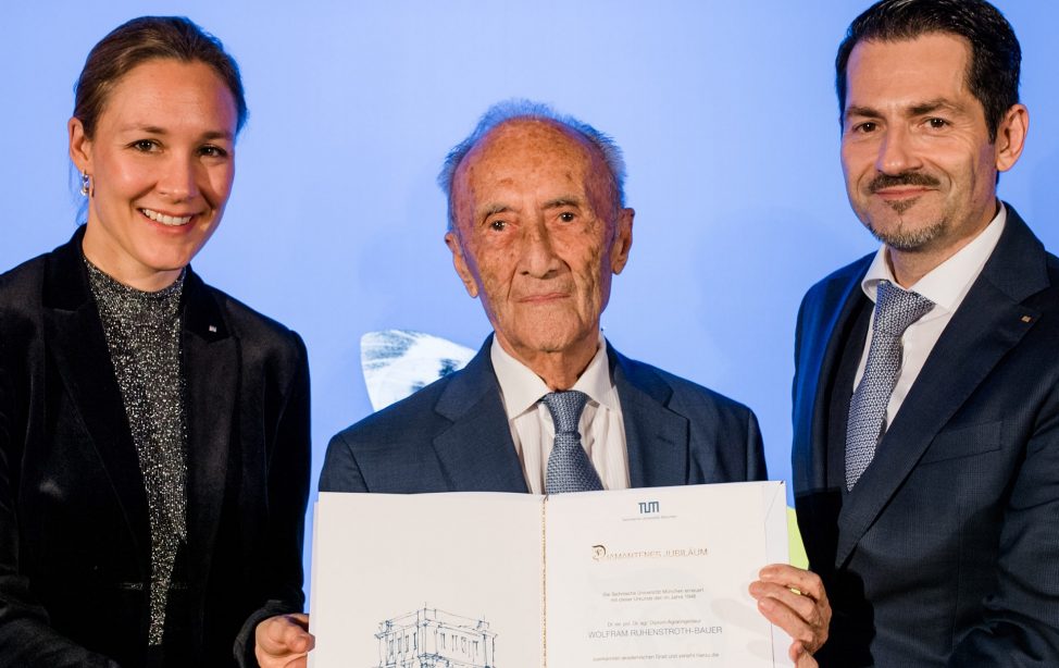 TUM Alumnus Wolfram Ruhenstroth-Bauer mit TUM-Präsident Thomas F. Hofmann und Vizepräsidentin Claudia Peus.