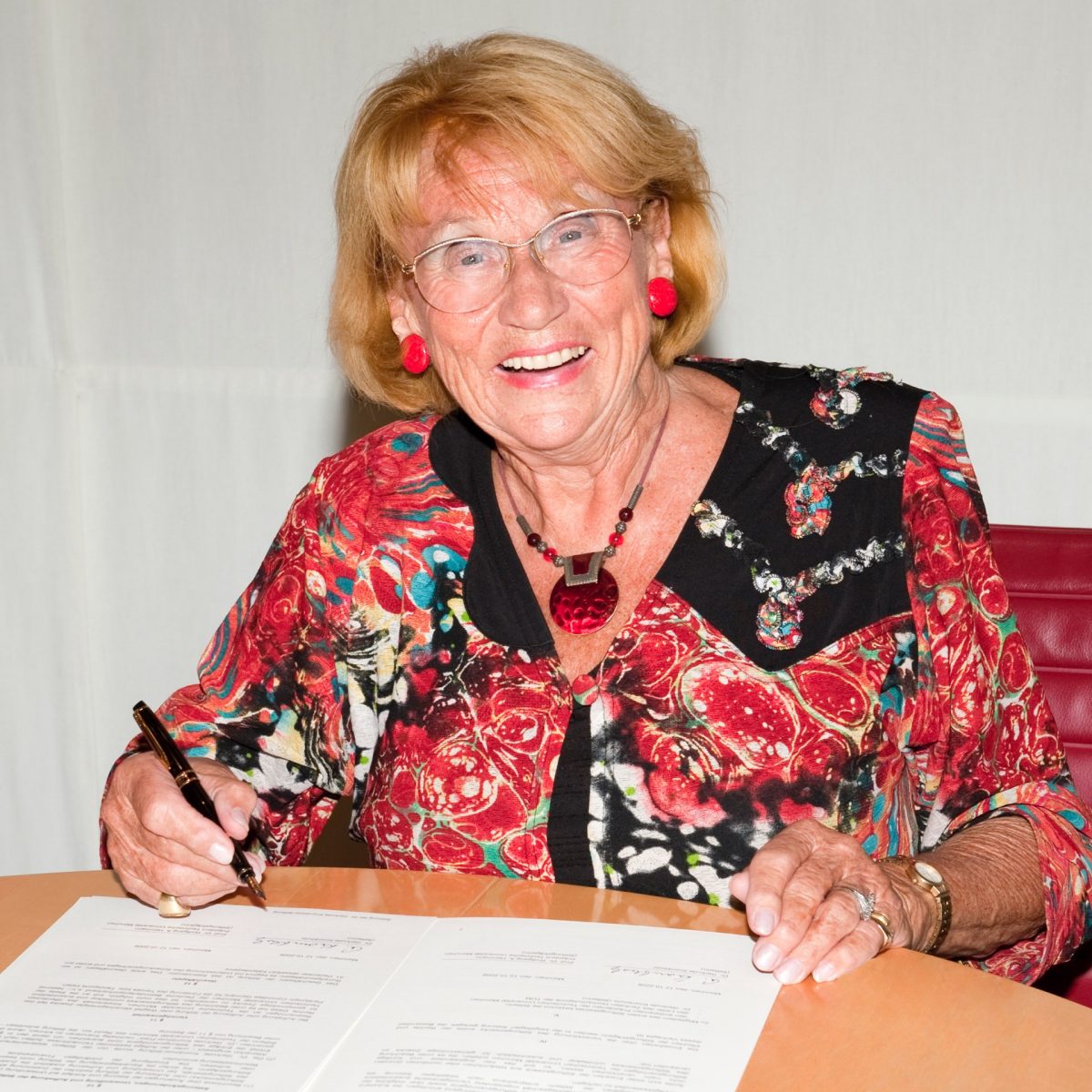 TUM Alumna Gertrude Krombholz is signing the contract to establish the Dr. Gertrude Krombholz Foundation.