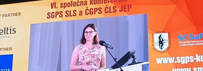 Jacqueline Lammert spricht auf einem Kongress.