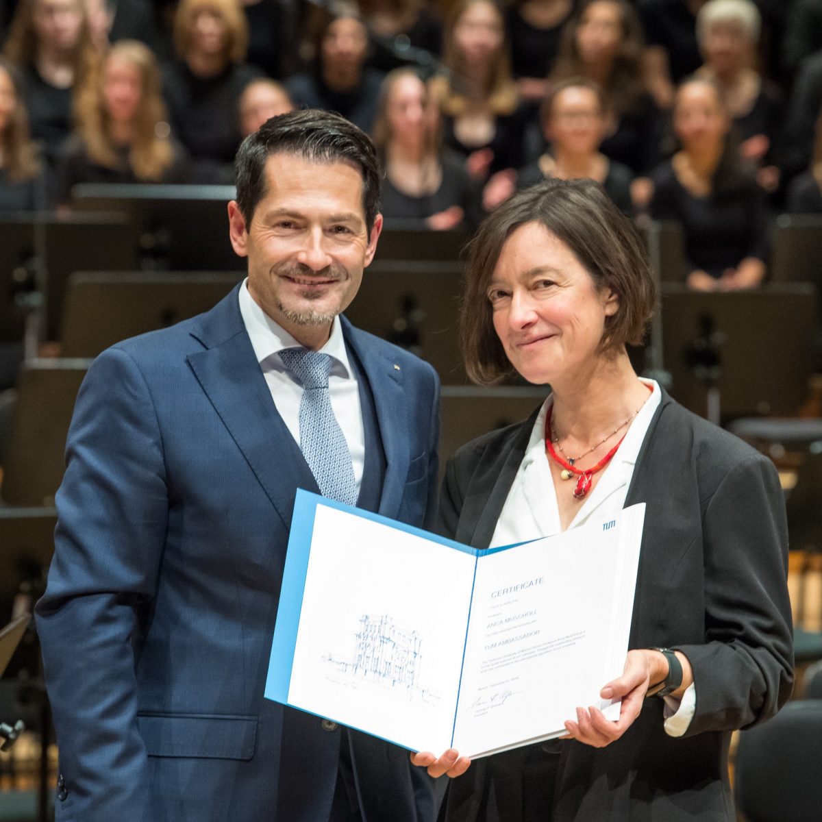 TUM President Thomas F. Hofmann presents Anca Muscholl with the Ambassador Certificate.