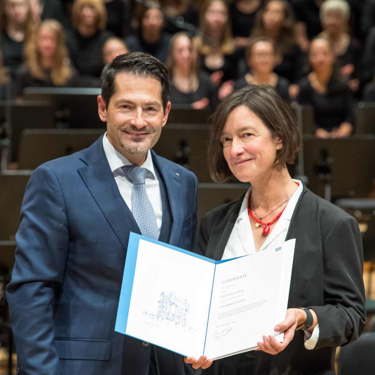 TUM-Präsident Thomas F. Hofmann überreicht die Ambassador-Urkunde an Anca Muscholl.