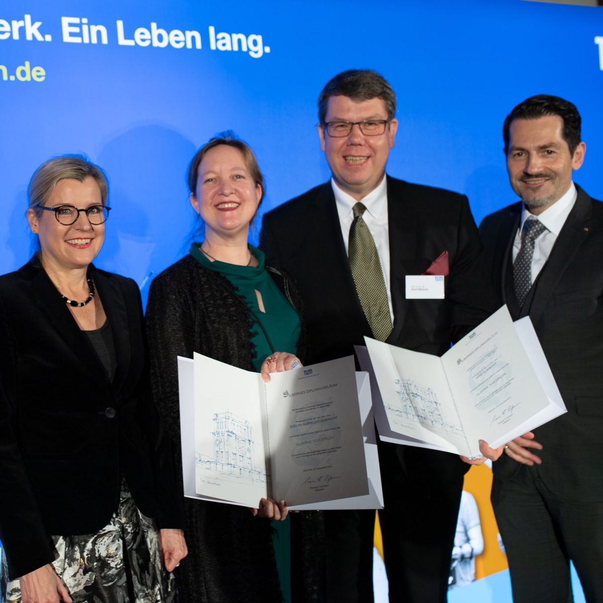 TUM Alumni Evelyn Albrecht-Goepfert und Arnd Albrecht erhalten ihre Urkunden von TUM-Präsident Thomas F. Hofmann und Vizepräsidentin Juliane Winkelmann.