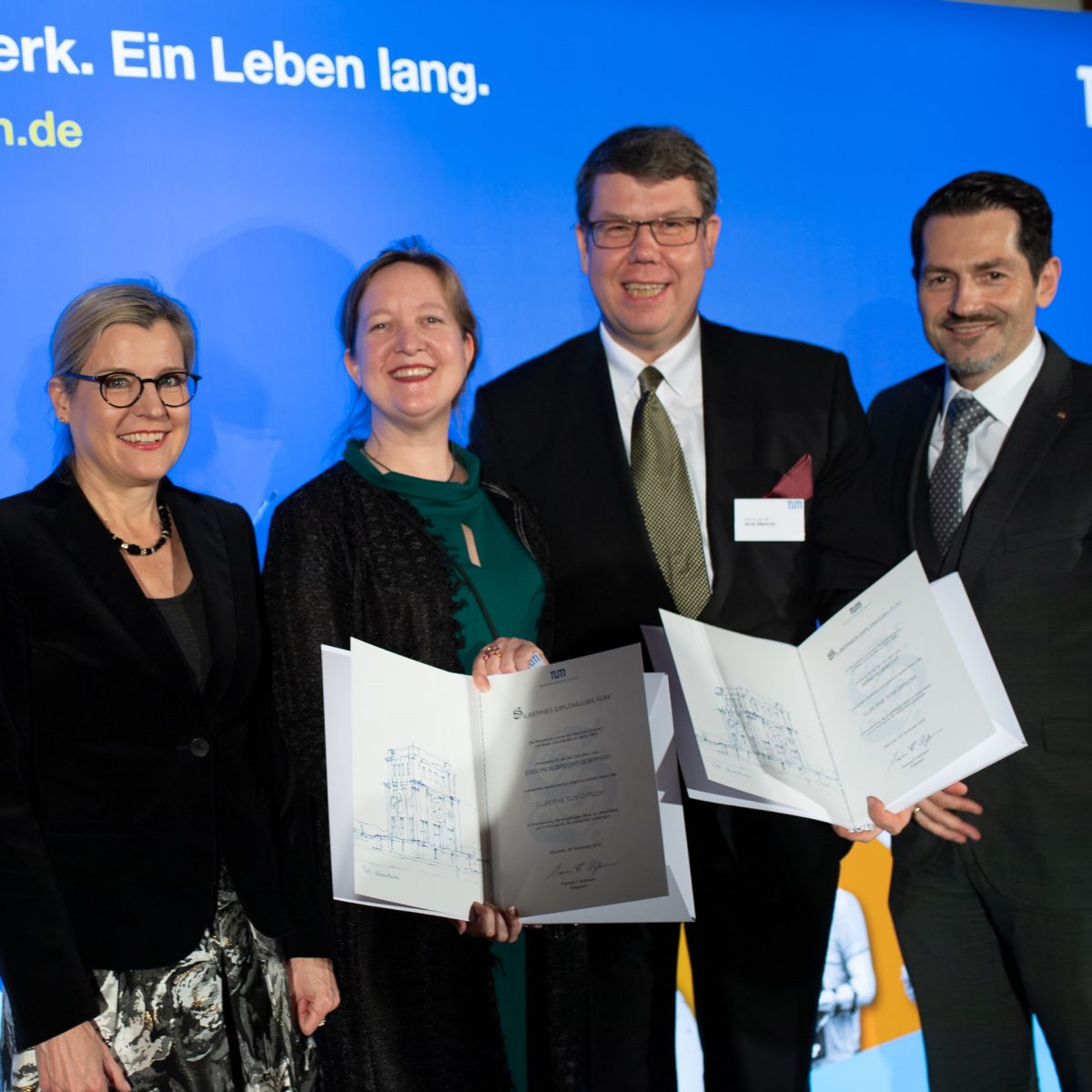 TUM Alumni Evelyn Albrecht-Goepfert and Arnd Albrecht with TUM president Thomas F. Hofmann and Senior Vice President Juliane Winkelmann.