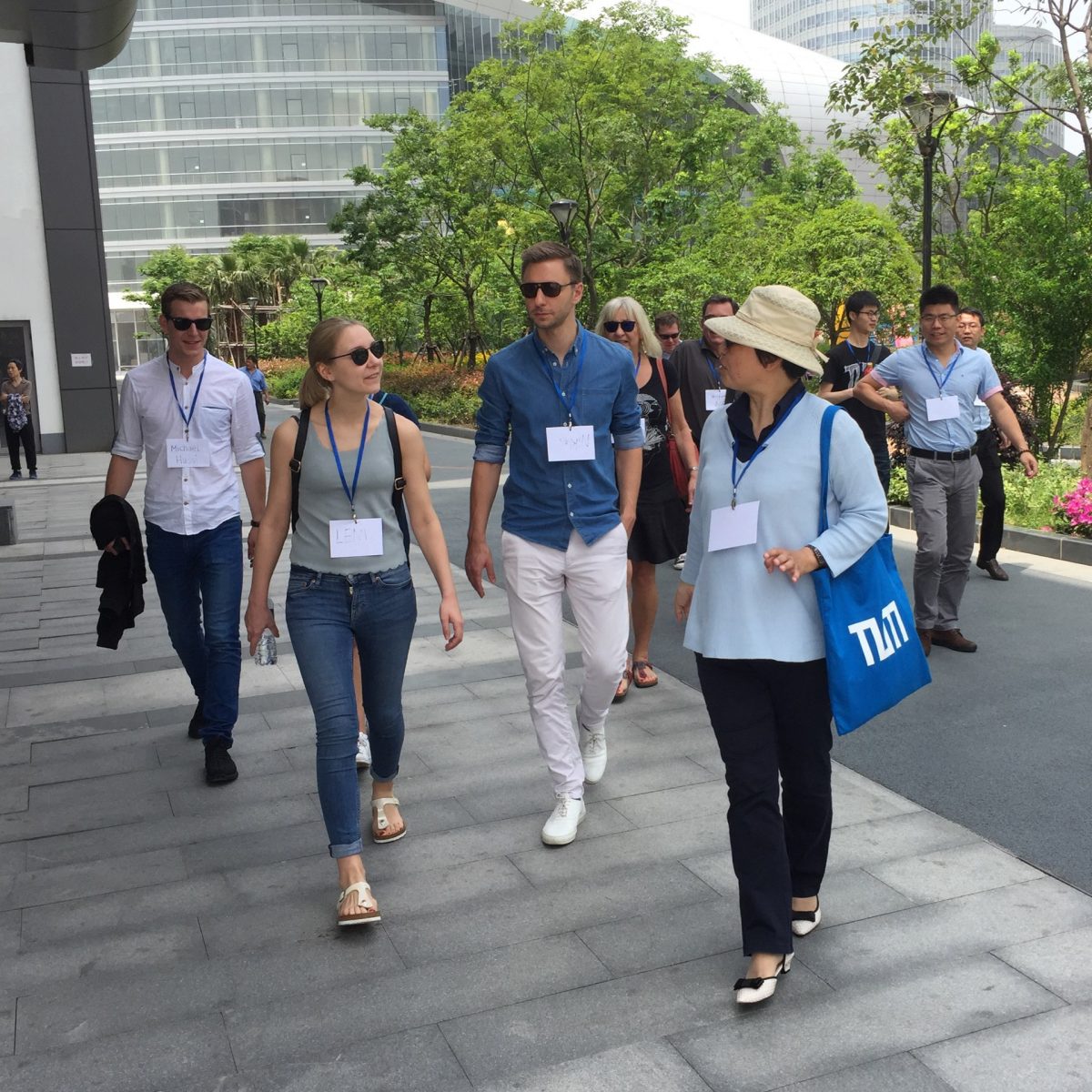 TUM Alumna Ying Zhang on a city tour with fellow TUM Alumni.