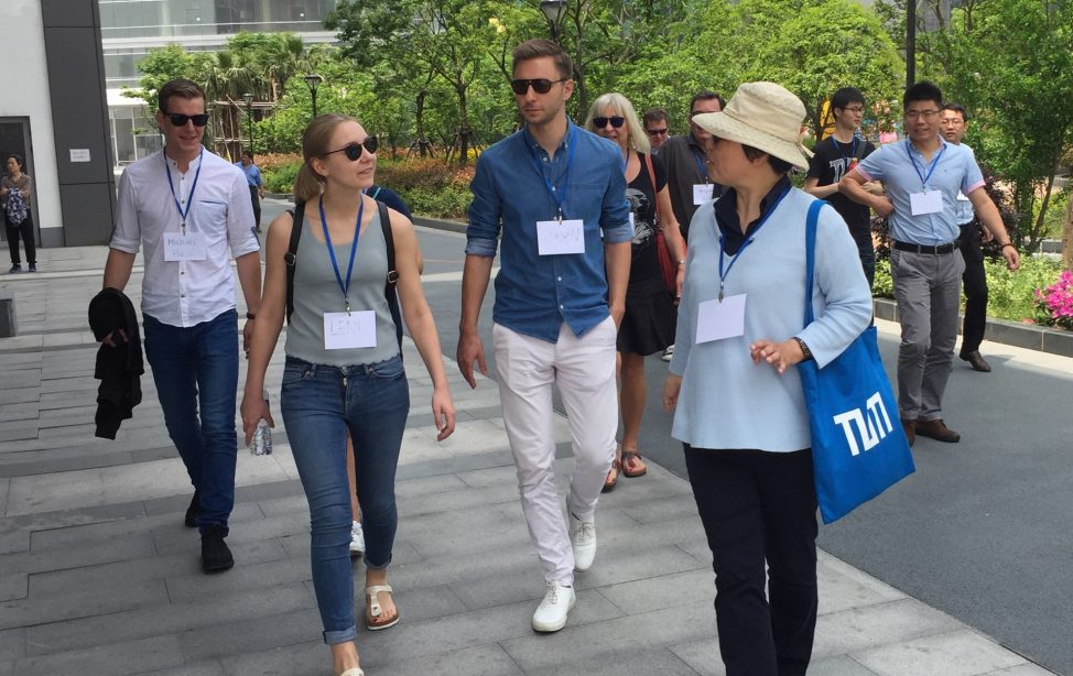 TUM Alumna Ying Zhang on a city tour with fellow TUM Alumni.