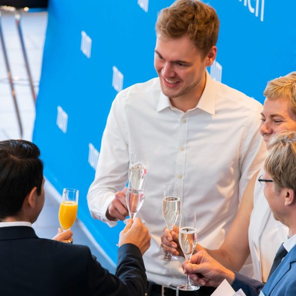 TUM Jubilare beim Sektempfang auf dem roten Teppich bei den Jubiläumsfeiern Silber und Gold 2022.