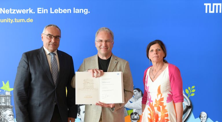 TUM Alumnus Jürgen Schopp und TUM Kanzler Albert Berger sowie Vice President Global Communication and Public Engagement Jeanne Rubner.