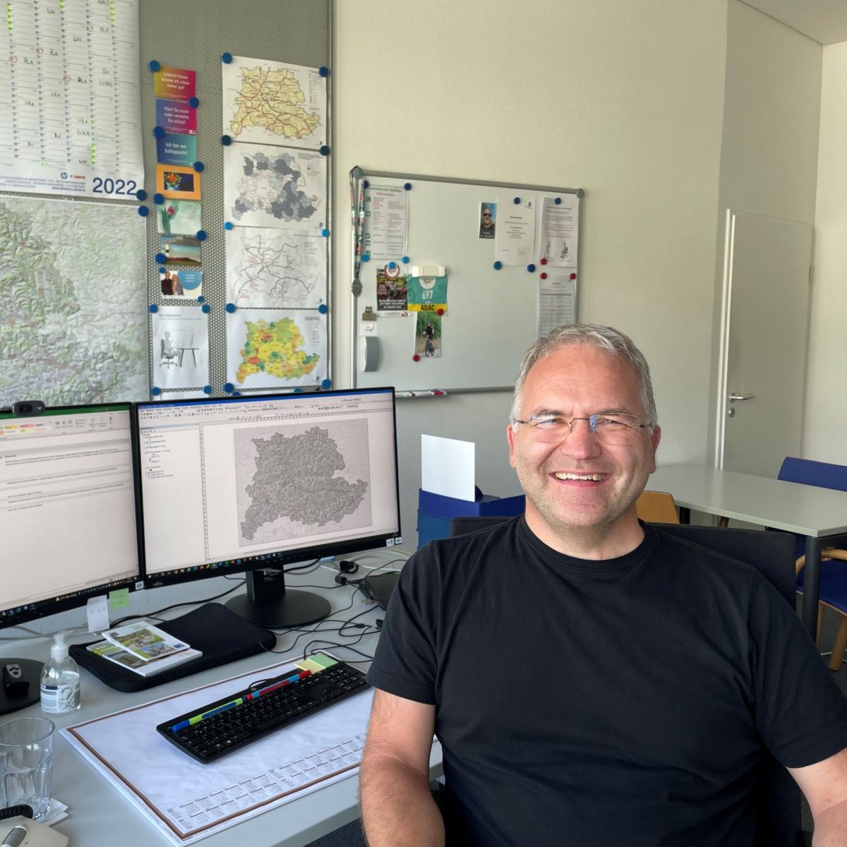 TUM Alumnus Jürgen Schopp an seinem Arbeitsplatz in der Abteilung Geoinformation des Verband Region Stuttgart.