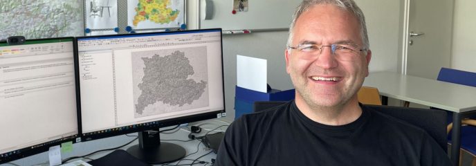 TUM alumnus Jürgen Schopp at his workstation in the Geoinformation department at the Verband Region Stuttgart.
